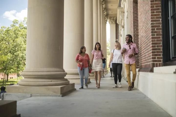 一所学校就是一个微缩的世界！学生群体最多样化的美国大学！